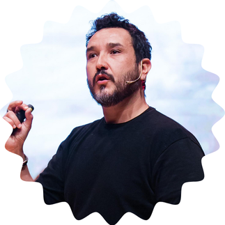 Empresario, consultor y speaker, especializado en redes sociales. Fundador de la Escuela de UGC donde enseñan a personas a convertirse en creadores de contenido.