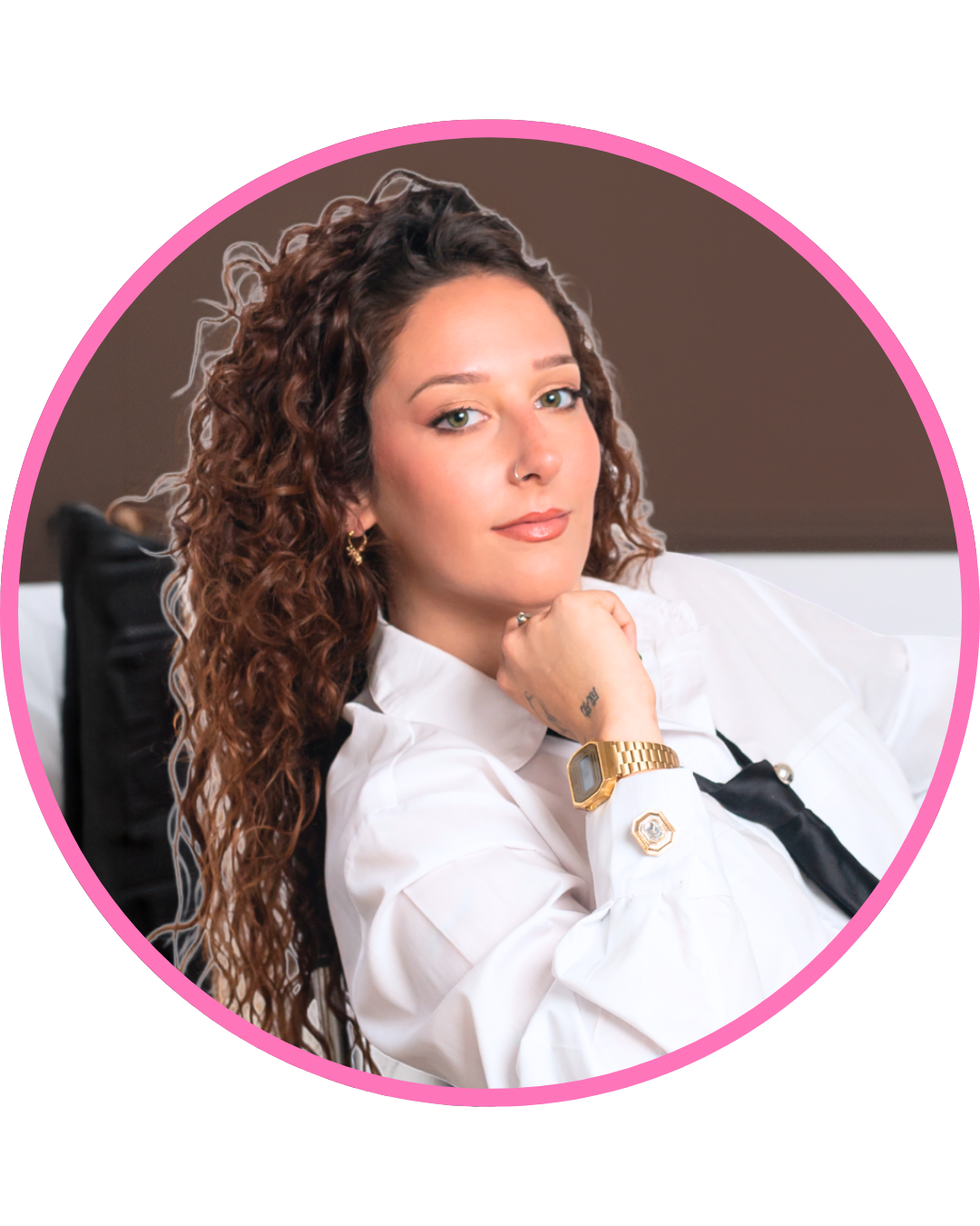 Es fundadora de Academia de CEOs, creadora de Oclock, el primer evento de capacitación para marcas personales en Argentina, y host de Ola Creativa.