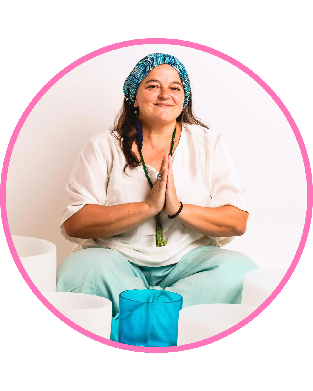 Facilitadora en terapias holísticas y sound healing, creadora de espacios donde el bienestar se vuelve una experiencia profunda y consciente.