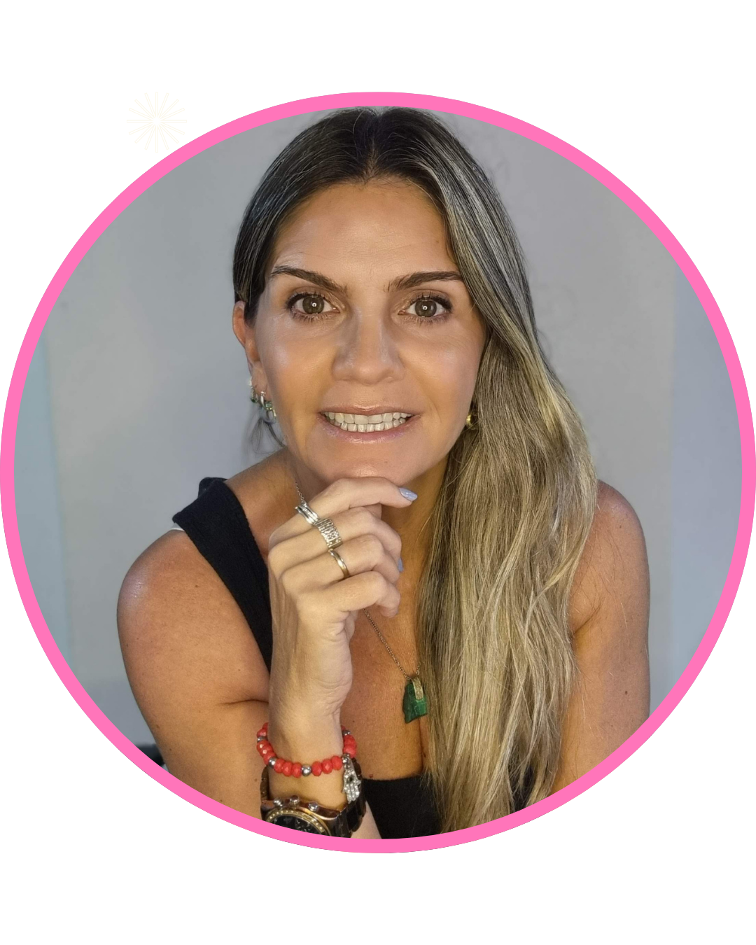 Es mentora en liderazgo, speaker y creadora del Método Génesis® y Fortabilidad®, dos enfoques que transforman la manera en que las personas lideran, deciden y evolucionan profesionalmente.