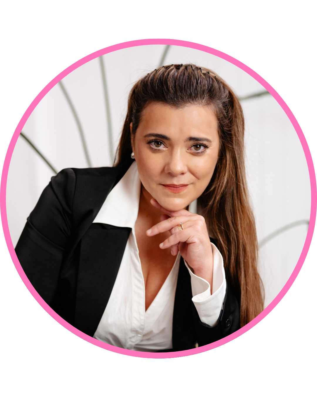 Es licenciada en Kinesiología y Fisioterapia, empresaria y mentora de centros de salud. Es fundadora de Spa María, un espacio creado para acompañar a mujeres a reconectar con su cuerpo, su salud y su bienestar.