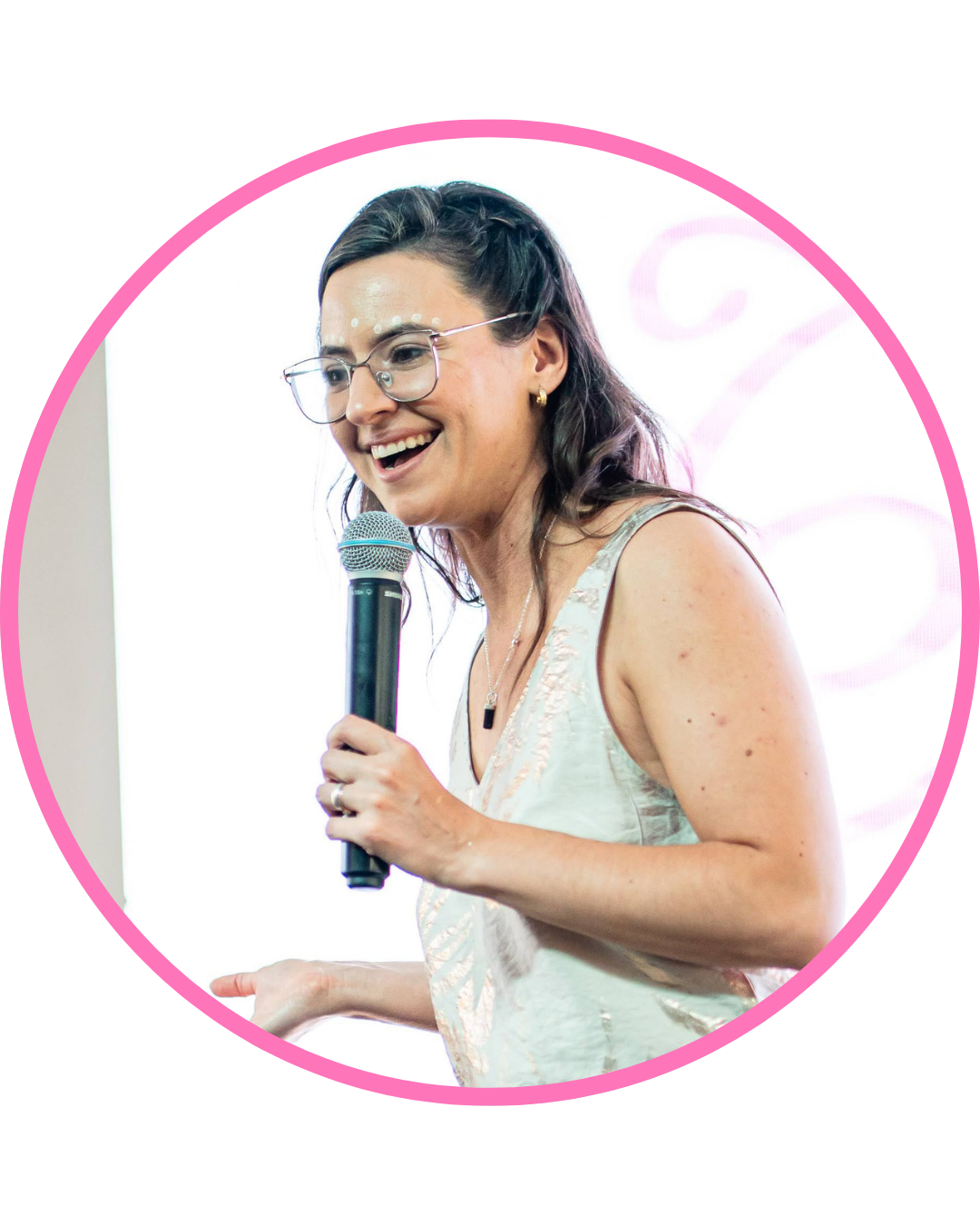 Creadora de Valentía en Movimiento y fundadora de Raíces Eventos, una productora que ha realizado eventos presenciales con cientos de personas y referentes.