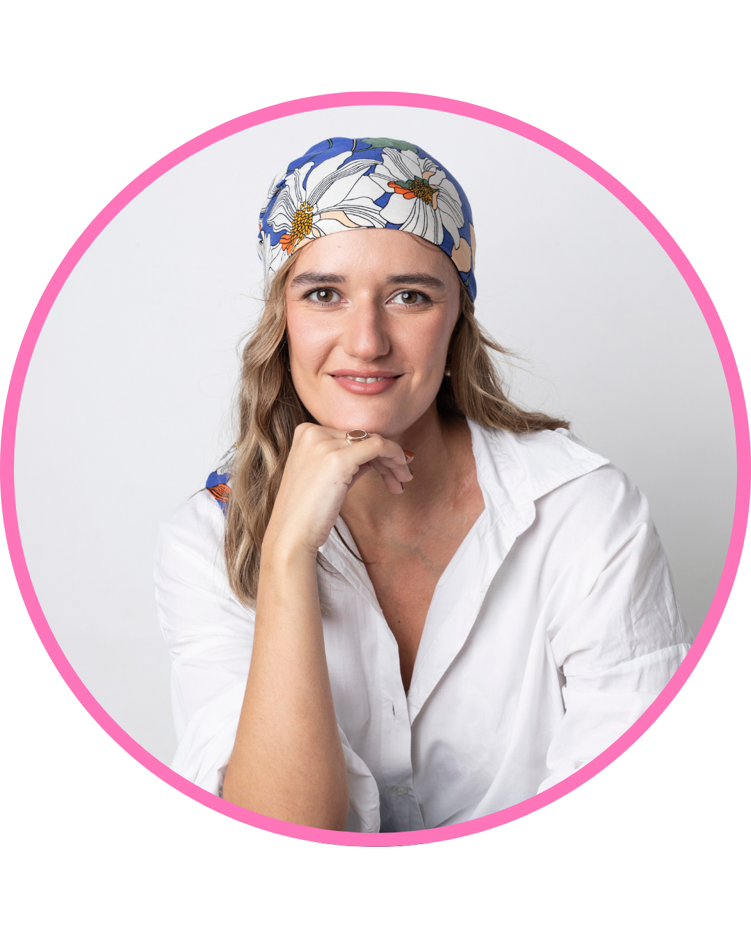 Carmela es influencer y fundadora de @houseofcholas, una marca de vinchas y turbantes de diseño, también pensados para acompañar a mujeres en procesos oncológicos.