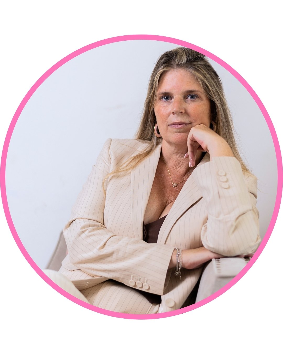 Psicóloga clínica, especializada en neurociencia y bienestar emocional. Desde su mirada integradora, acompaña a personas a gestionar la ansiedad, los vínculos y la autoestima, uniendo mente, cuerpo y emoción.