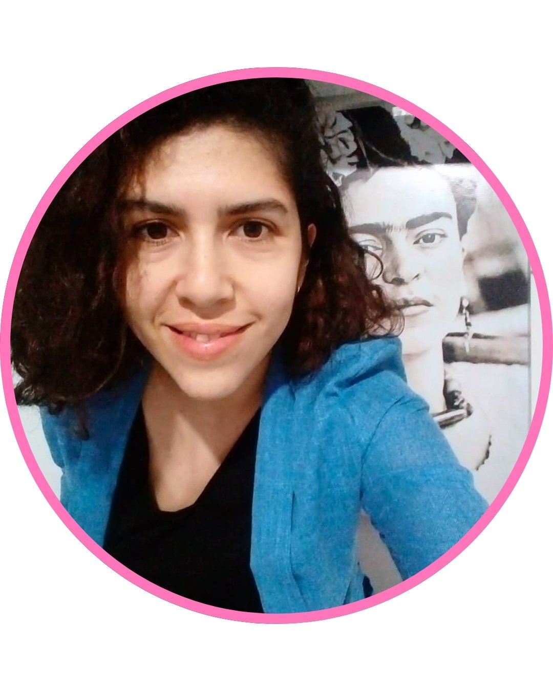 Diseñadora de indumentaria, con más de 15 años de experiencia en la industria del diseño textil. A lo largo de su recorrido acompañó procesos, desarrolló colecciones y hoy transforma ideas en identidad visual con sentido.