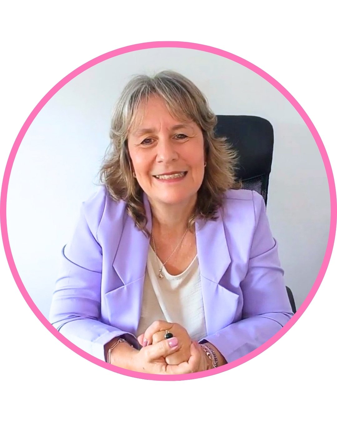 Licenciada en Servicio Social, socioterapeuta y coach ontológico profesional, especializada en familias y parejas. Vive en Pergamino, es mamá de tres y lleva más de 30 años acompañando procesos humanos en contextos reales